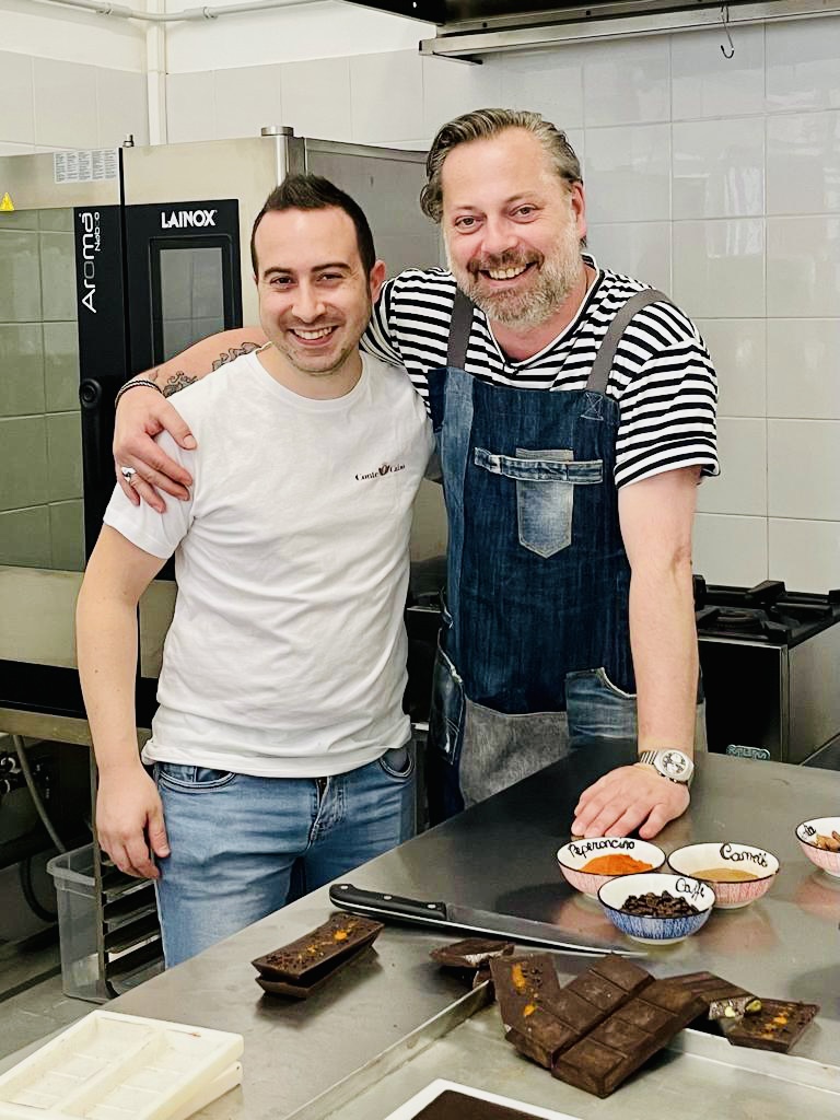Kai Neumann steht mit einem Kollegen in einer professionellen Küche.